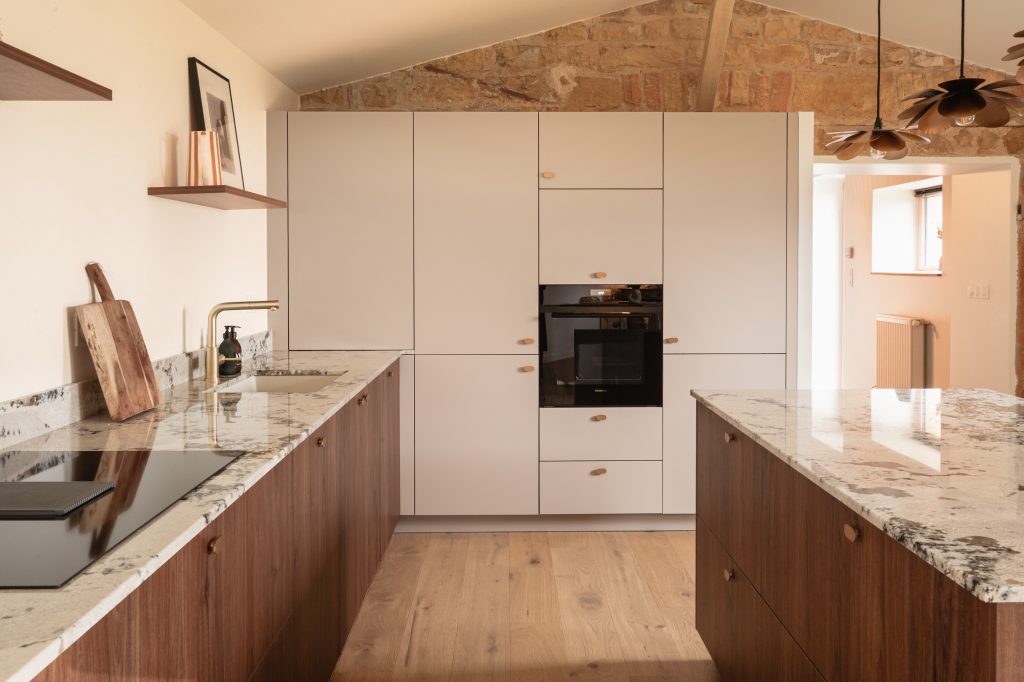 Cuisine en noyer pour une extension de maison dans le Beaujolais