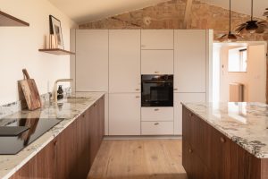 Cuisine en noyer pour une extension de maison dans le Beaujolais