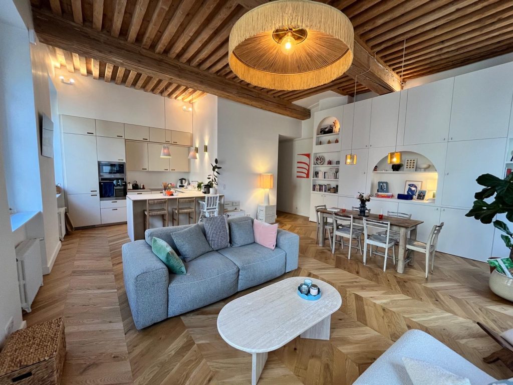 rénovation appartement Lyon : vue du salon avec parquet en bâton rompu